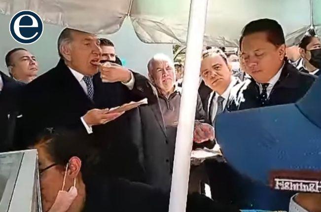 Ridículo, Adán Augusto se da baños de pueblo, come tacos de chicharrón, frijol y papa