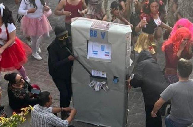 Aparece el cajero de la modernidad, carnavaleros de Texoloc se burlan de la inseguridad