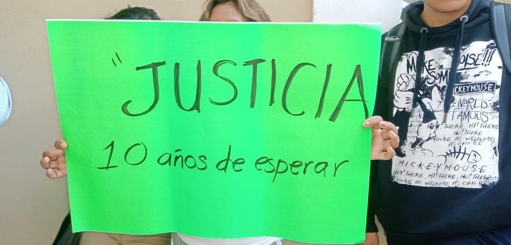 Ex trabajadores del Cobat exigen pago de laudo de hace 10 años 	