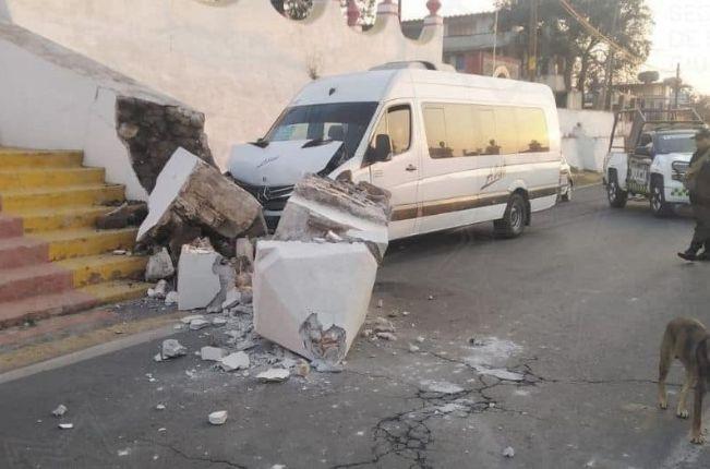 Colectiva ATHA choca contra el muro de una iglesia de Tzompantepec 