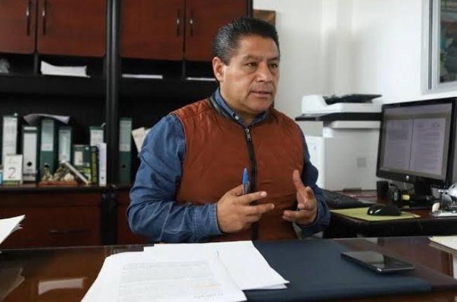 De acosador y corrupto señalan a director de Notarías