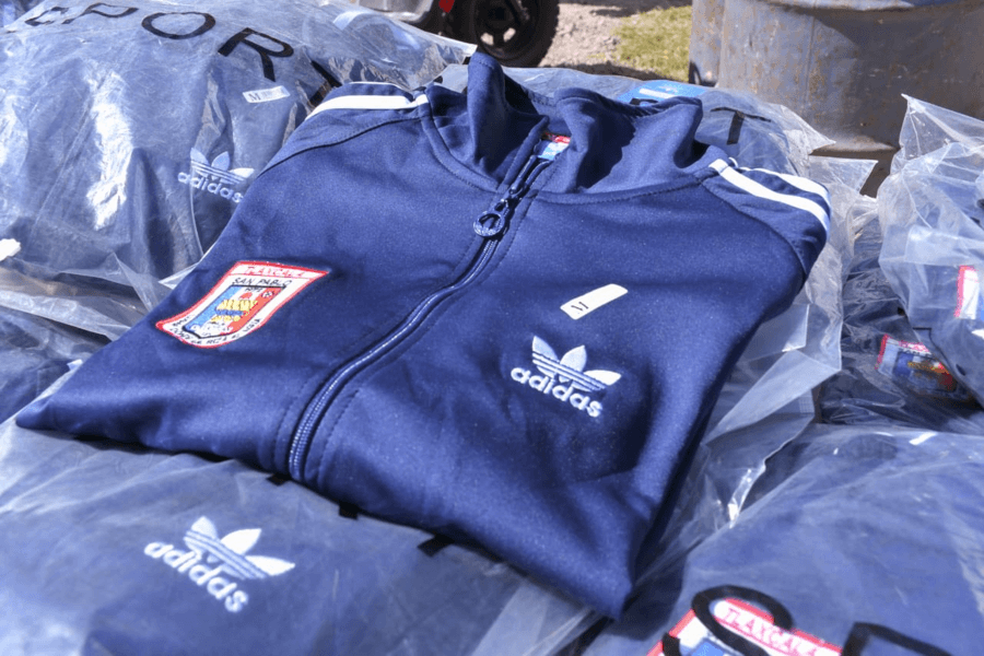 Ángelo Gutiérrez entrega uniformes al representativo de futbol veteranos 28s San Pablo