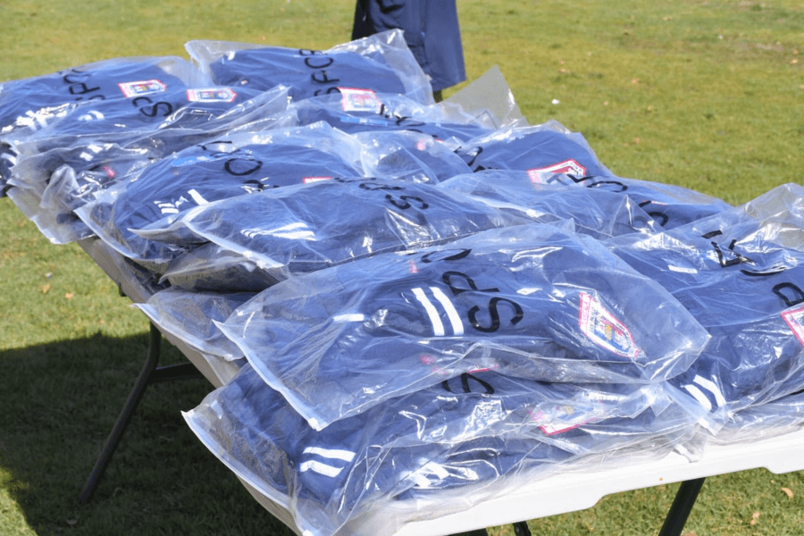Ángelo Gutiérrez entrega uniformes al representativo de futbol veteranos 28s San Pablo