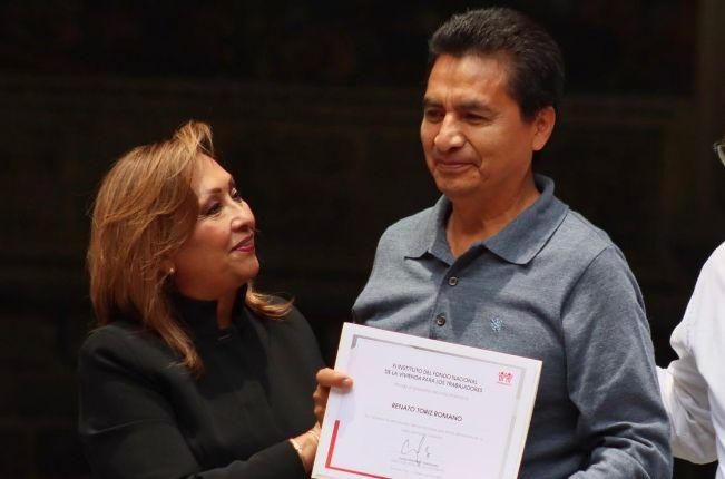 Entrega de reconocimientos a beneficiarios de créditos del INFONAVIT