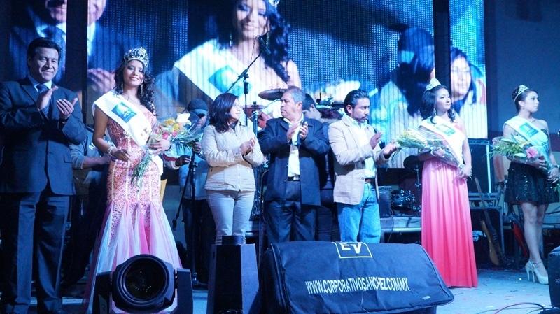 Coronación de la reina y princesas de la Feria Textil y Artesanal de Ixcotla 2014