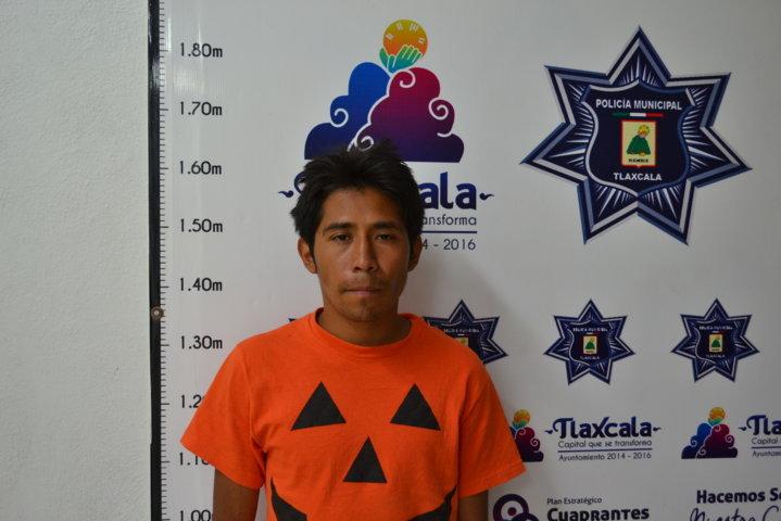 Detienen policías capitalinos a presunto ladrón que intentó sustraer un monedero de colectiva