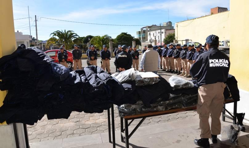 Ayuntamiento mejora la imagen del policía dotando de chamarras y botas