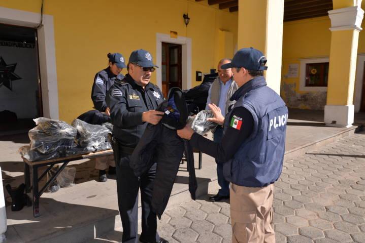 Ayuntamiento mejora la imagen del policía dotando de chamarras y botas