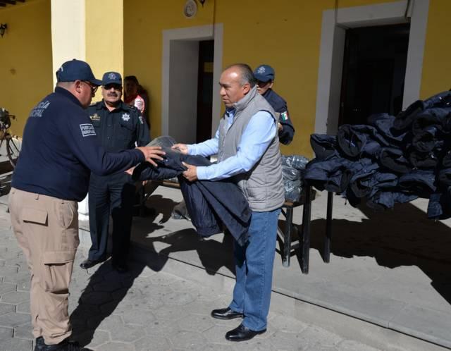 Ayuntamiento mejora la imagen del policía dotando de chamarras y botas