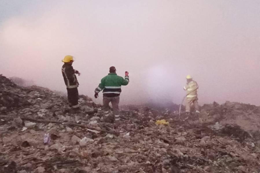 Atienden áreas del ayuntamiento de Huamantla incendio en el relleno sanitario  de Benito Juárez 