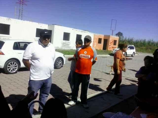 Alcalde de Tzompantepec se suma a las faenas de limpieza en diferentes comunidades
