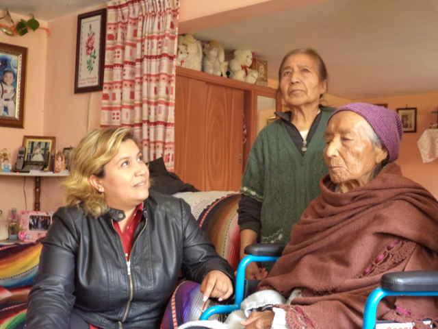 Mujer de Tzompantepec con 102 años de vida recibió silla de ruedas