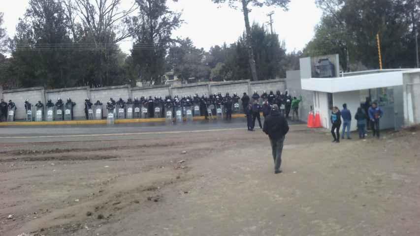 Sitian granaderos la SEPE USET por movilización de docentes