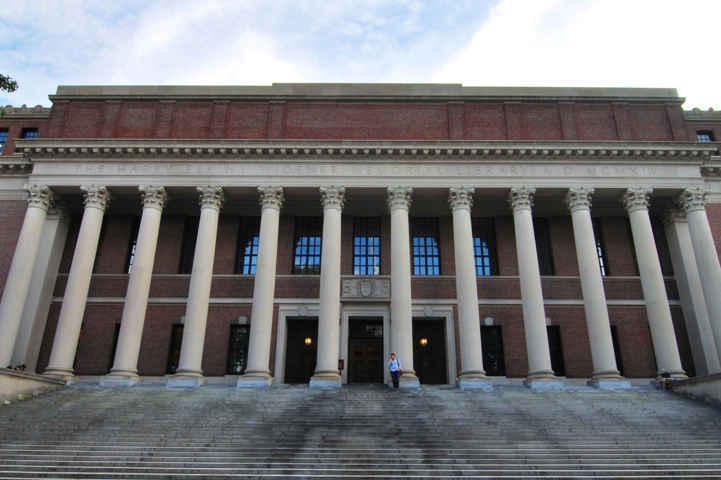Dona Tlaxcala acervo bibliográfico a Universidad de Harvard
