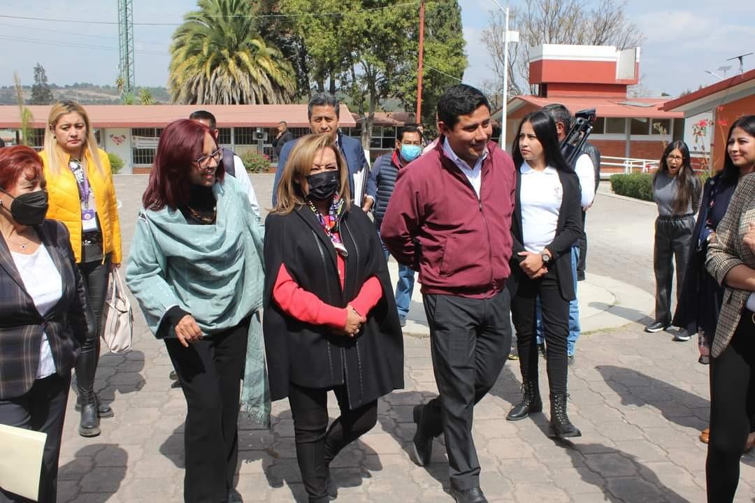 Recibe David Martínez del Razo a Lorena Cuéllar Cisneros