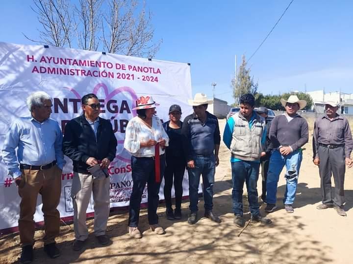 Alcaldesa de Panotla cumple con la entrega de redes de electrificación 