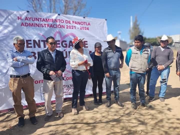 Alcaldesa de Panotla cumple con la entrega de redes de electrificación 