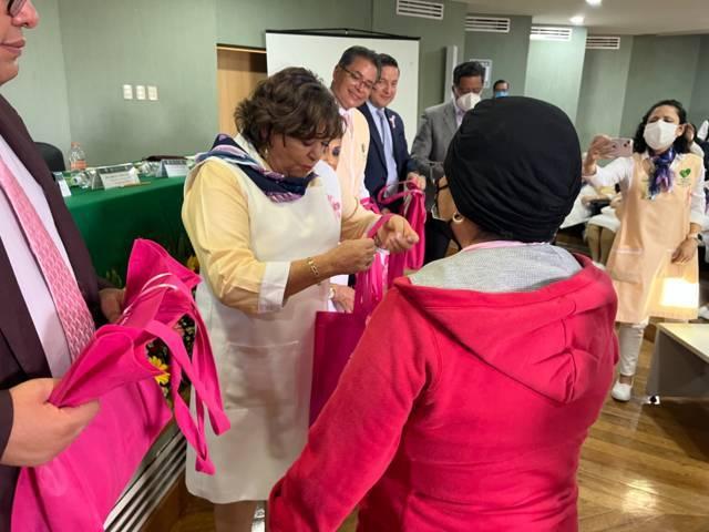 Entrega en Tlaxcala Dra. Alejandra Aburto de Robledo prótesis de mama