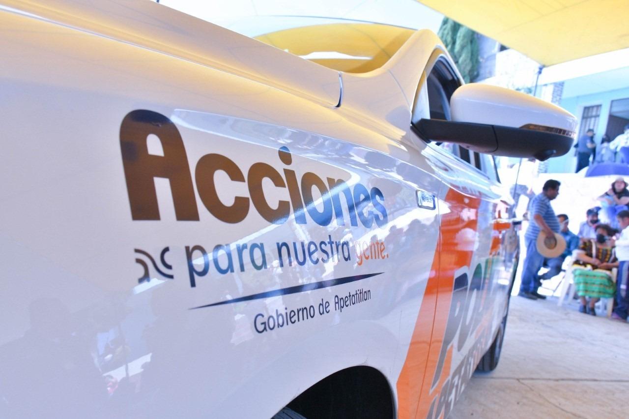Alcalde de Apetatitlán entrega nueva patrulla en San Matías Tepetomatitlán