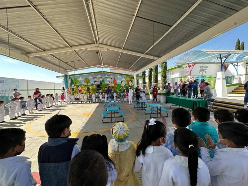 Gabriela Brito beneficiando al Jardin de Niños Cuautemoc
