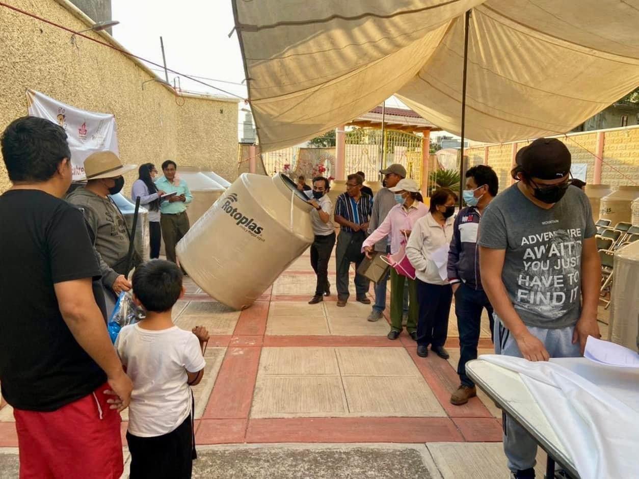 Entrega Gobierno de Xicohtzinco 38 tinacos beneficiando a 30 familias