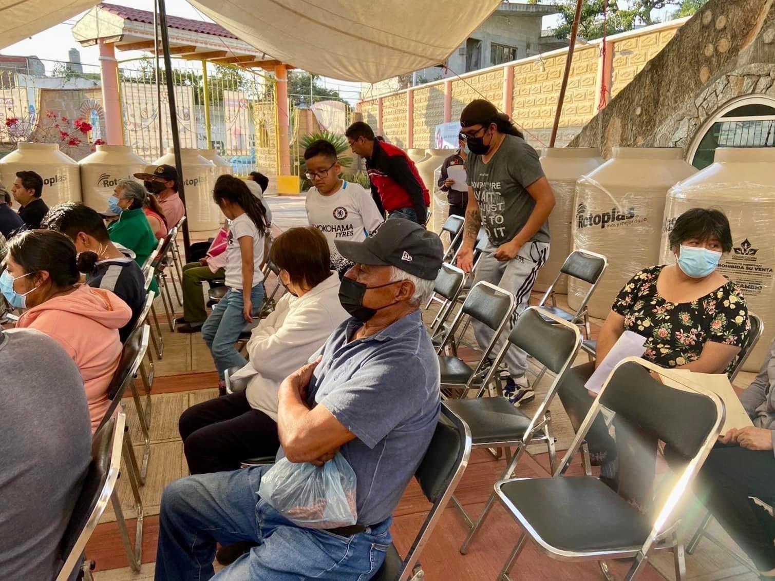 Entrega Gobierno de Xicohtzinco 38 tinacos beneficiando a 30 familias