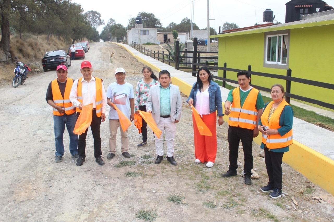José Luis Hernández entrega obra de guarniciones y banqueras en Xaltocan 