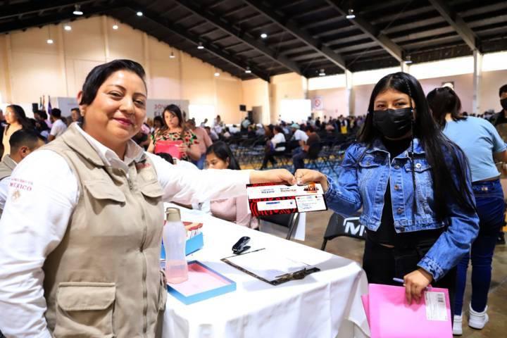 Encabezó Gobernadora entrega de tarjetas a becarios “Jóvenes Construyendo el Futuro”
