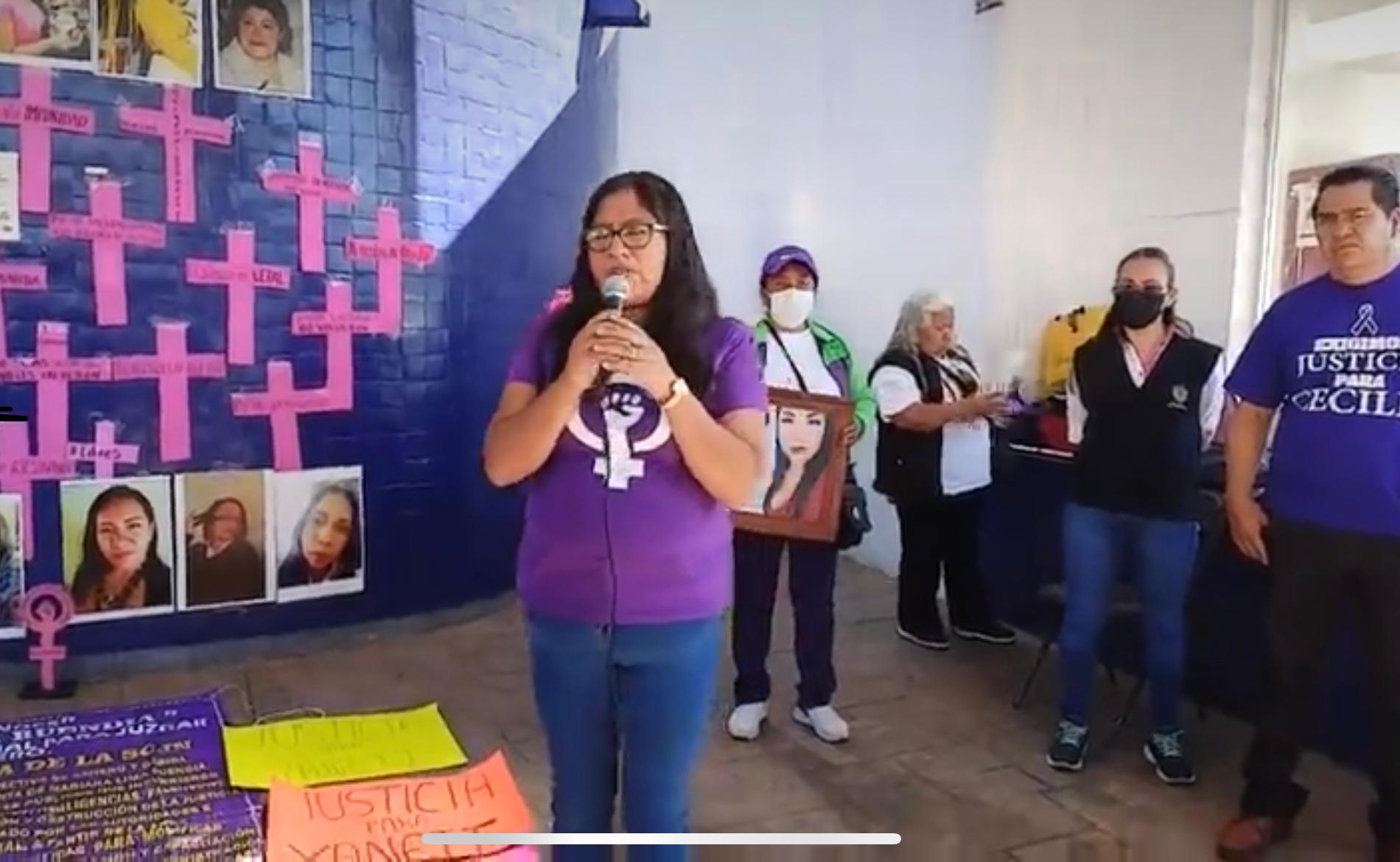 Ex funcionaria pública Yeny Charrez encabeza manifestación pacífica en la PGJE