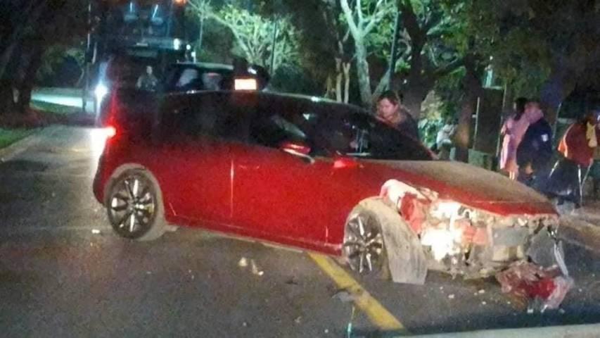 Ebria mujer choca su auto en la capital y tumba luminarias 
