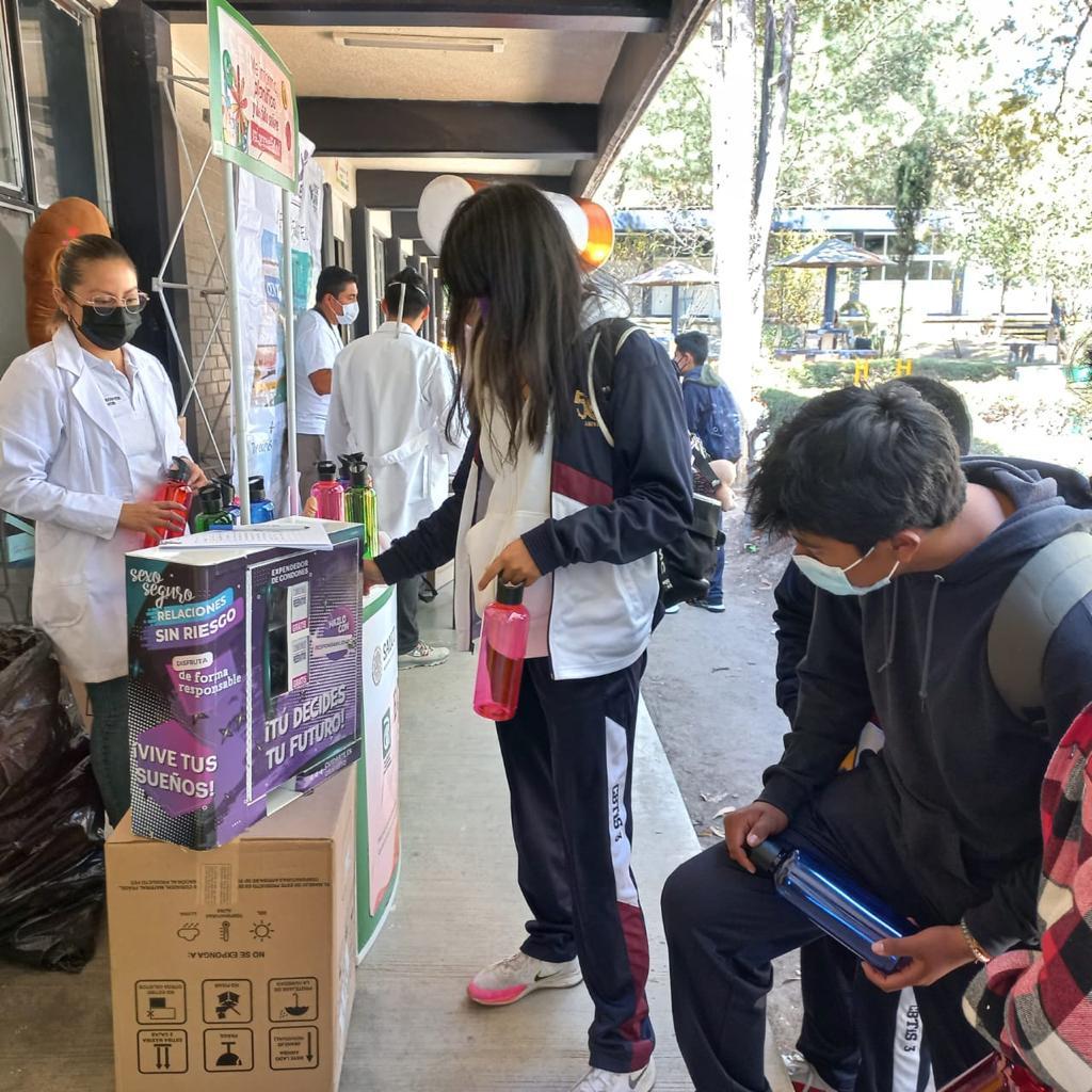 Realiza sector salud jornada de información entre la población adolescente
