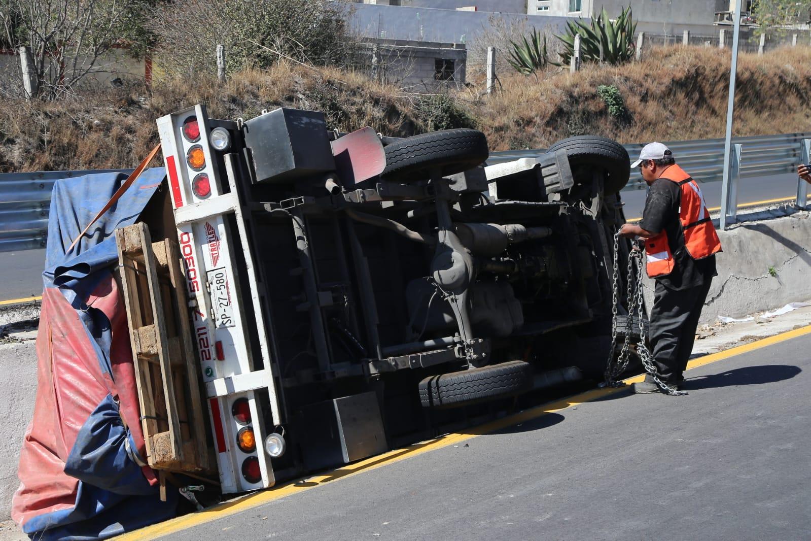 Vuelca camioneta cargada con autopartes en Totolac 