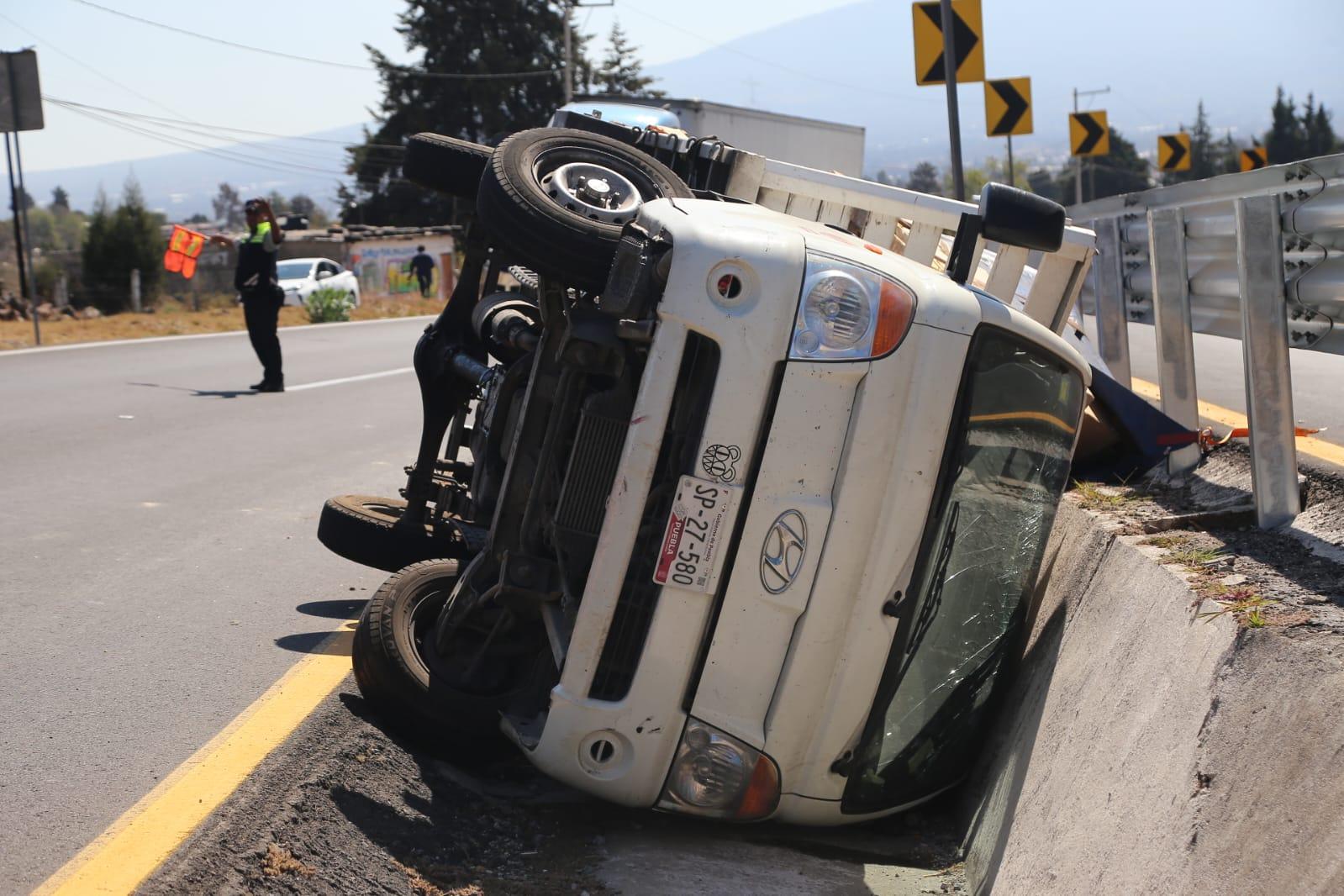 Vuelca camioneta cargada con autopartes en Totolac 