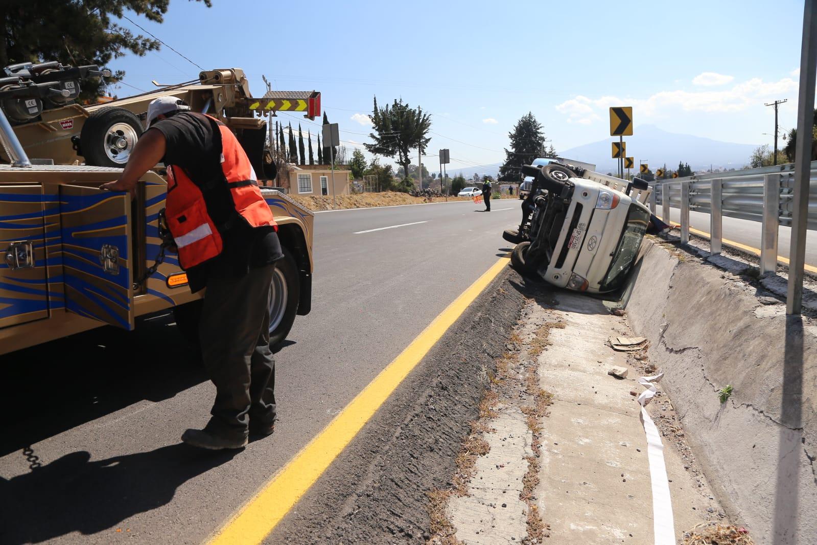 Vuelca camioneta cargada con autopartes en Totolac 