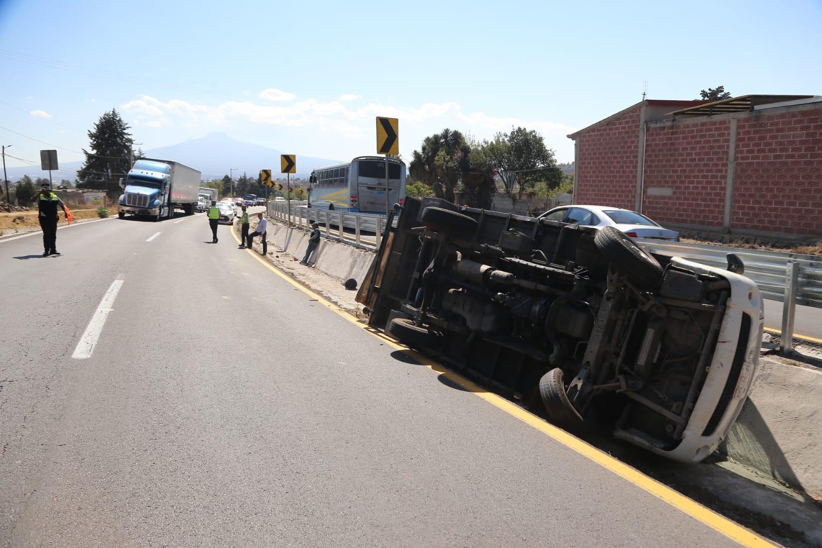 Vuelca camioneta cargada con autopartes en Totolac 
