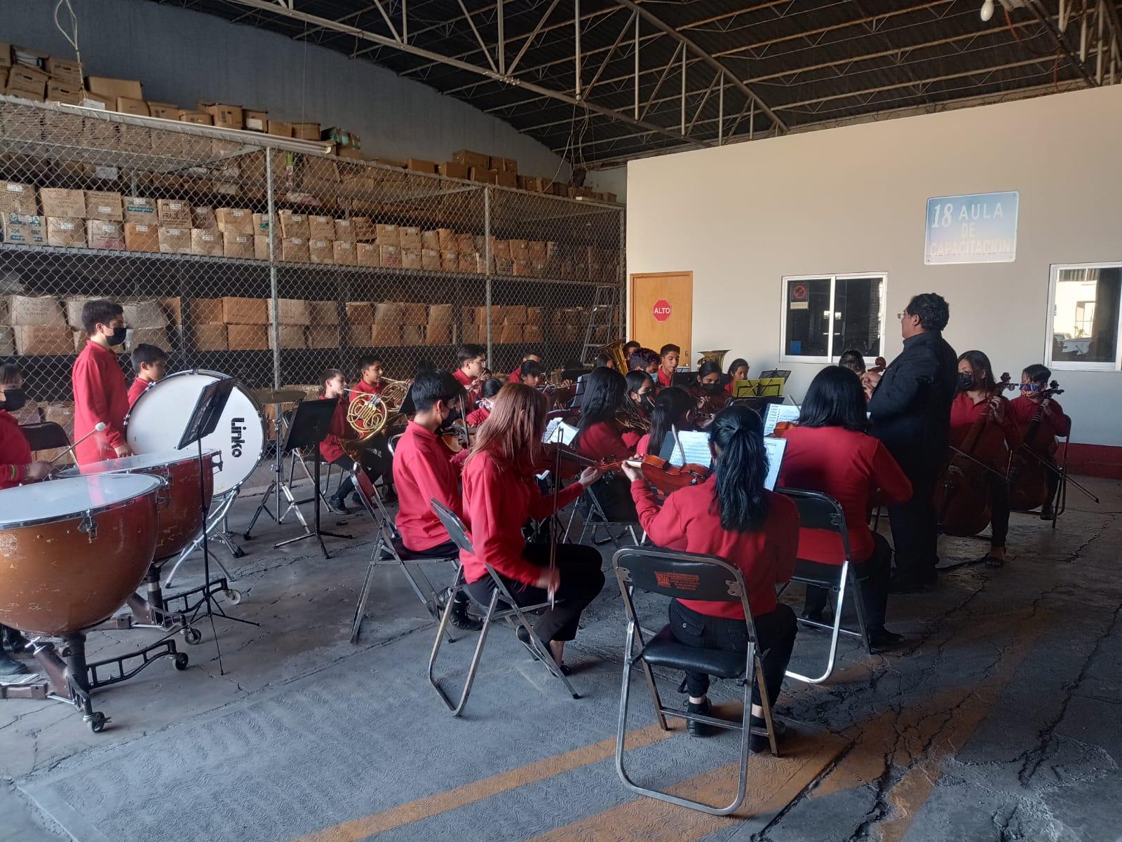Se presenta orquesta sinfónica infantil de Apizaco en la secretaría de movilidad y transporte
