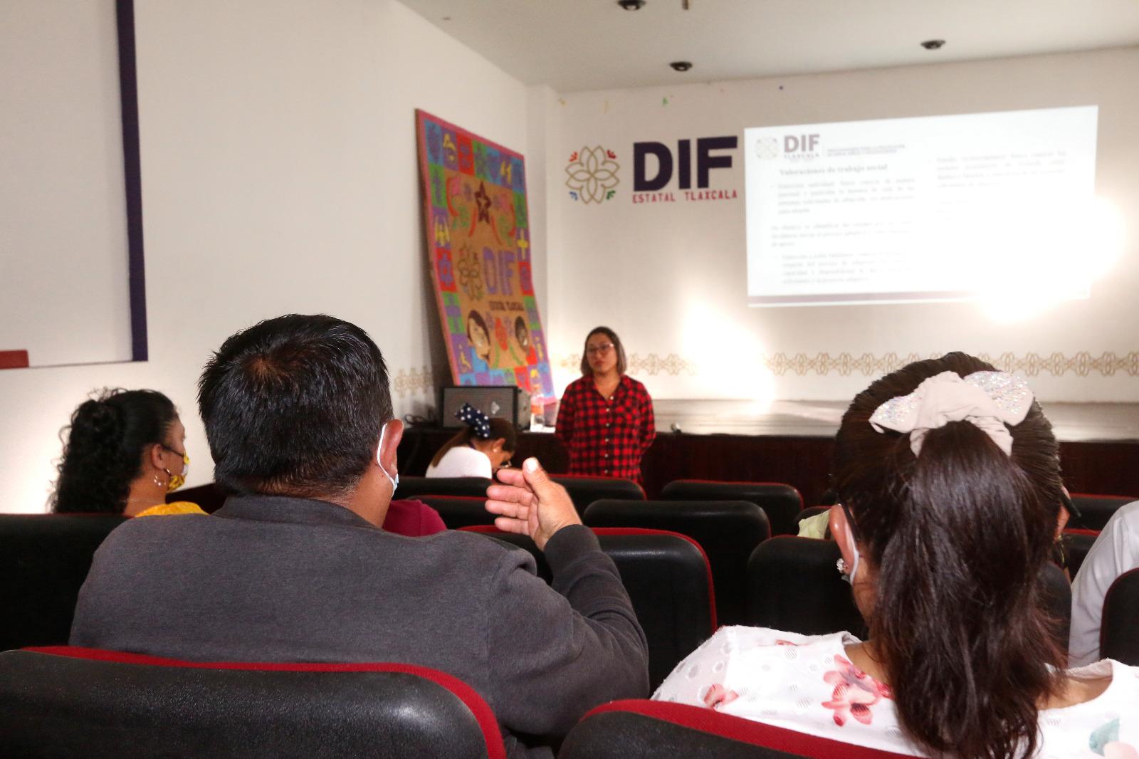 Con pláticas de inducción el sistema estatal DIF promueve adopción  