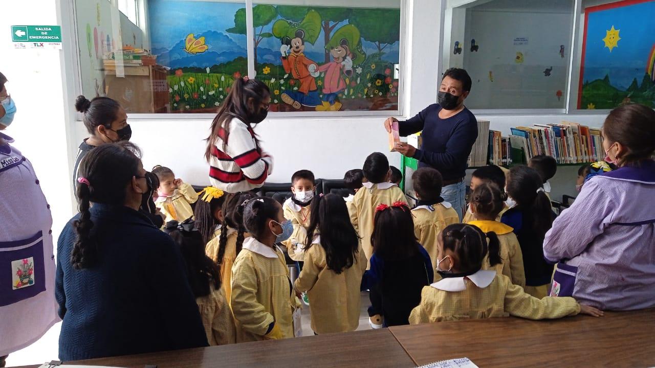 Decenas de estudiantes han visitado la biblioteca de San Pablo del Monte 