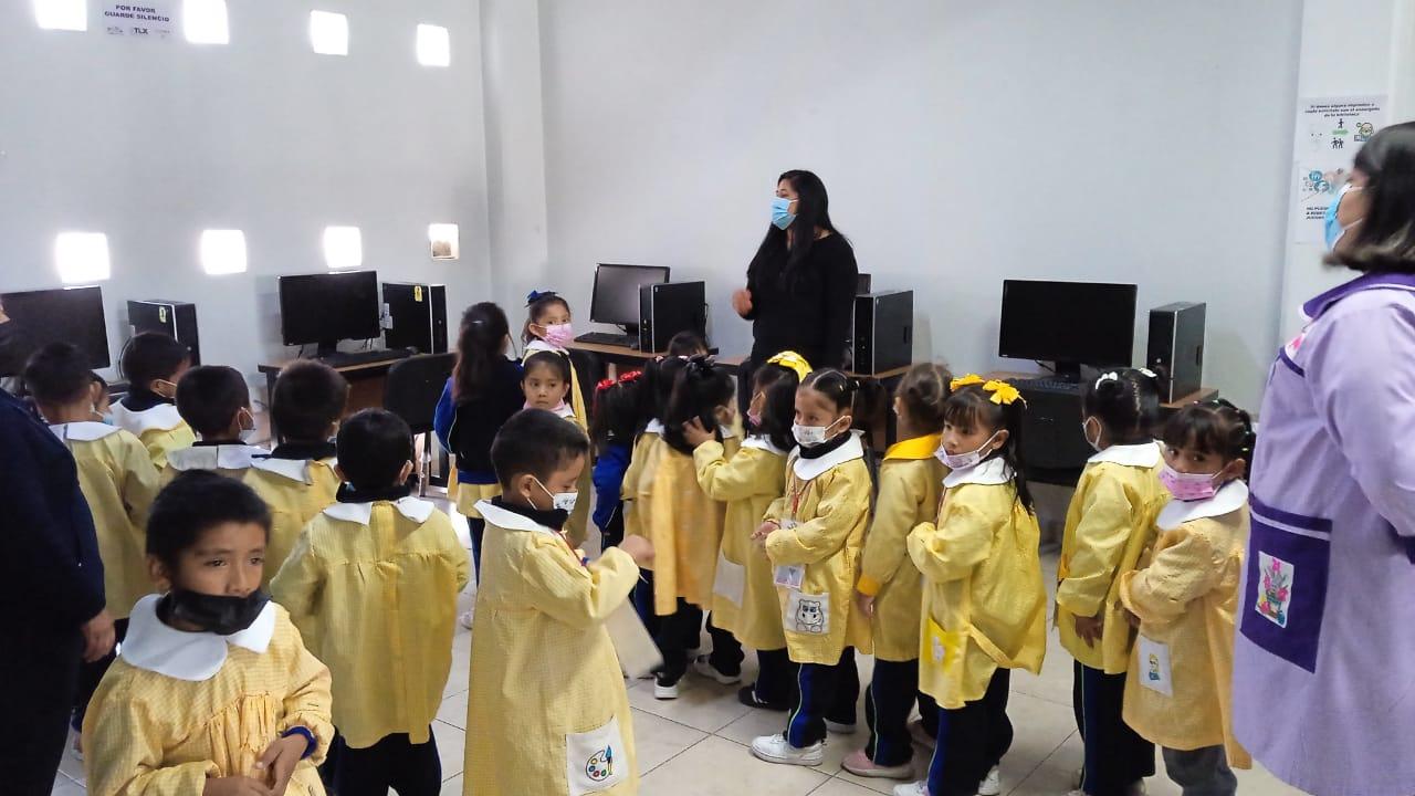 Decenas de estudiantes han visitado la biblioteca de San Pablo del Monte 