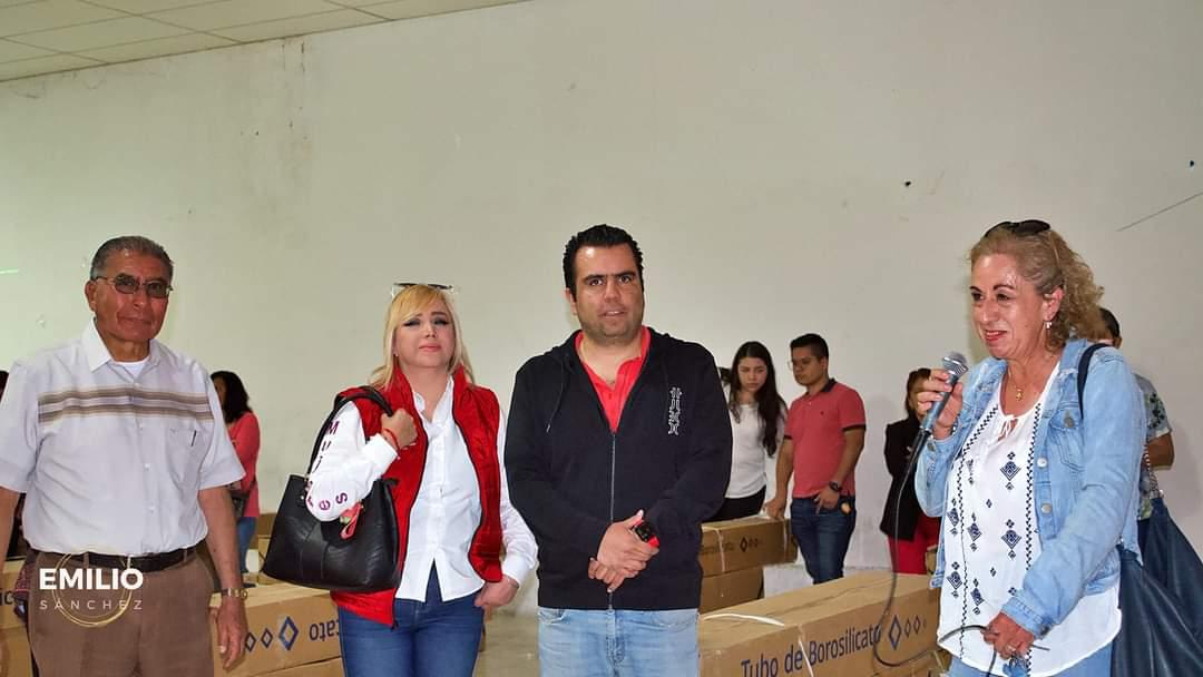 Emilio Sánchez, 4° Regidor de Apizaco entrega nuevos calentadores solares