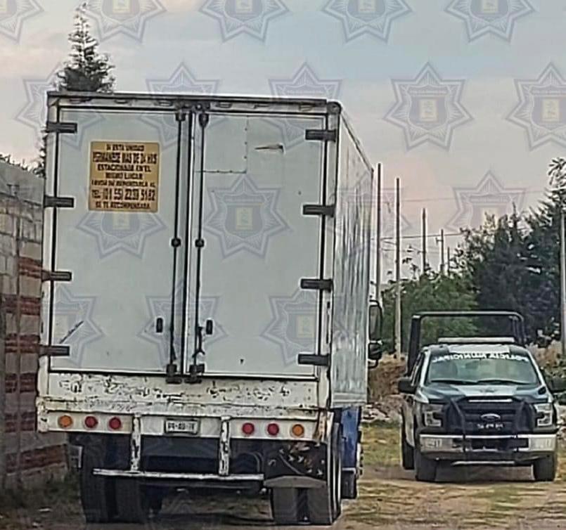 Recuperan camión con reporte de robo en el panteón de San Jacinto de San Pablo del Monte 
