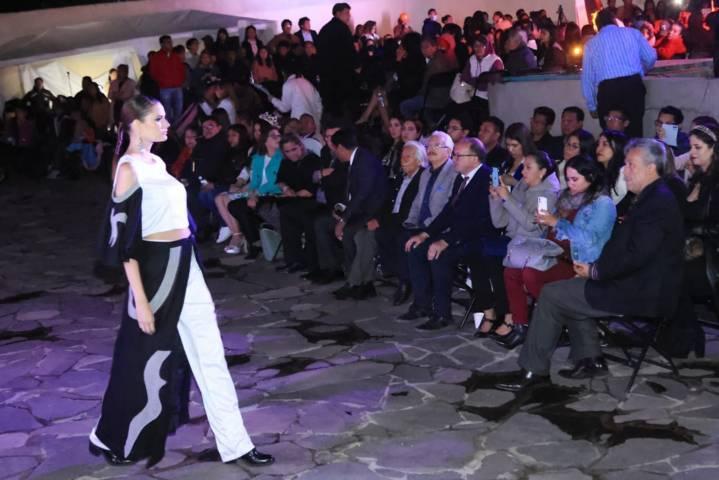 Realiza pasarela la UTT inspirada en obra textil del artista chiautempense Juan de la Cruz 
