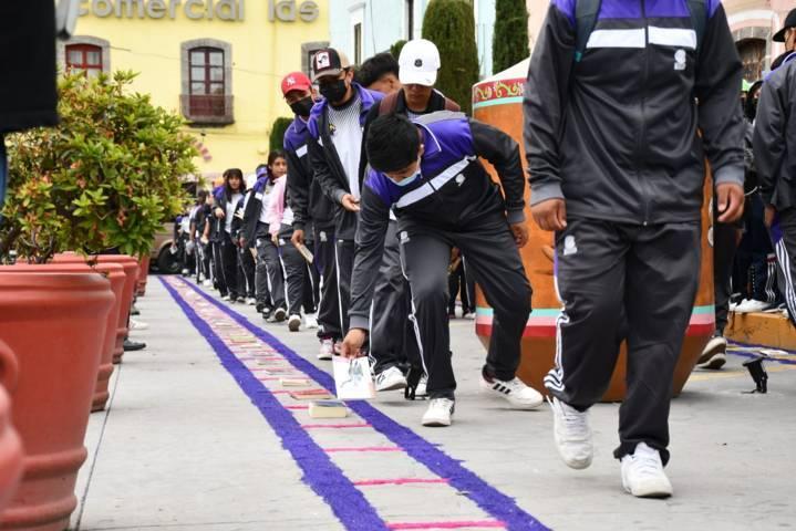 Logra Cobat la meta de un kilómetro de libros en Huamantla