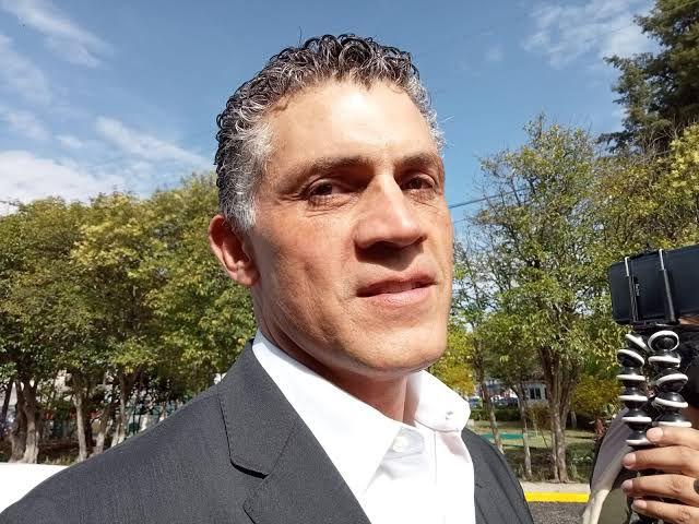 No tiene talento pero es buen mozo; junior en campaña 
