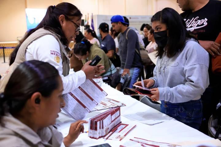 Encabezó Gobernadora entrega de tarjetas a becarios “Jóvenes Construyendo el Futuro”