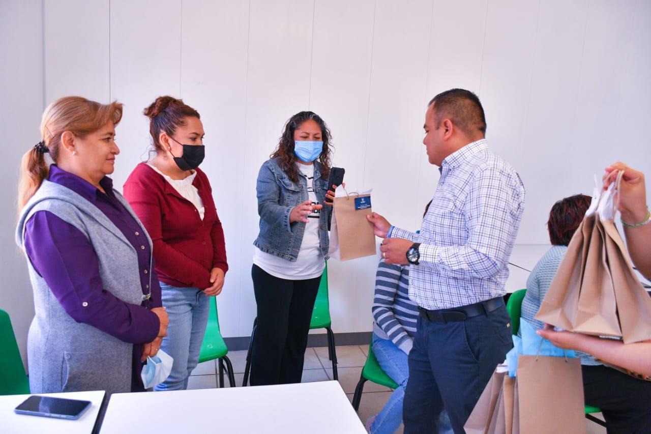 Reconoce alcalde de Apetatitlán, Ángelo Gutiérrez, la labor y entrega de maestros