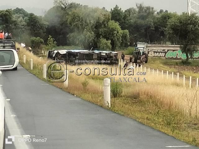 Tres muertos deja la volcadura de un camión pasajero en la Puebla – Tlaxcala 