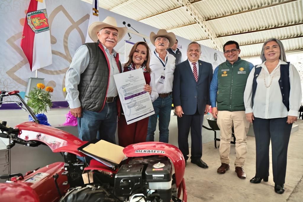 Entregó Lorena Cuéllar maquinaria agrícola y reconocimientos a productores