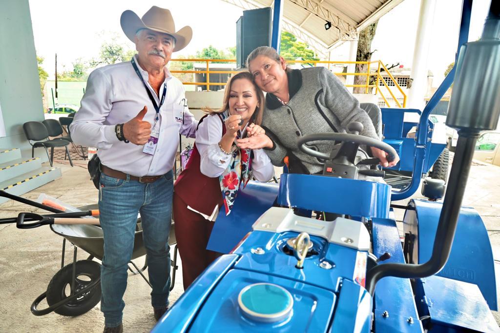 Entregó Lorena Cuéllar maquinaria agrícola y reconocimientos a productores