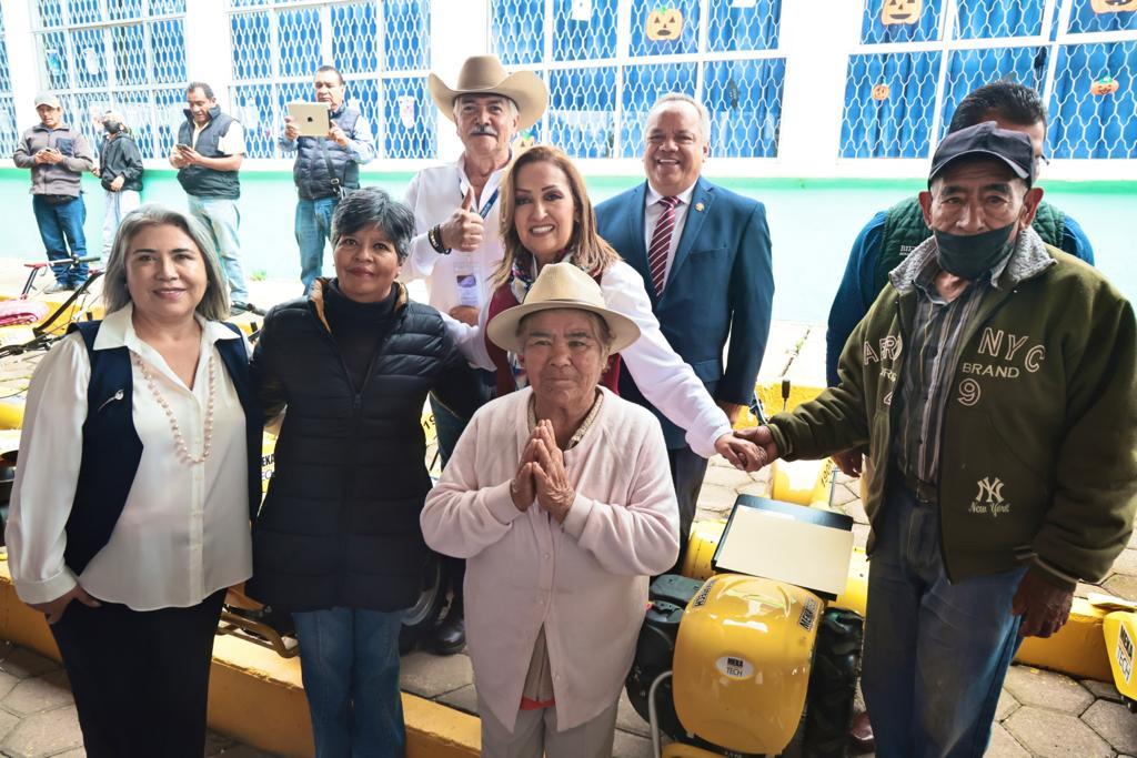 Entregó Lorena Cuéllar maquinaria agrícola y reconocimientos a productores